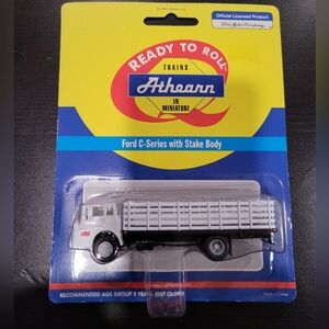 Athearn HO PFE Ford C SeriesStake Body Truck